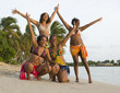 4 jeunes filles sur la plage les bras en l'air 4 jeunes filles sur la plage les bras en l'air