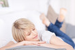 junge frau schläft auf dem sofa