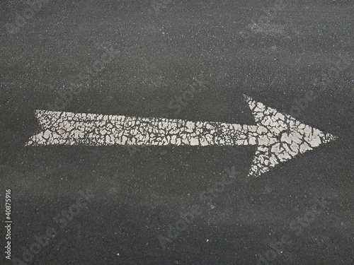 Photo: Weißer Pfeil als Fahrbahnmarkierung auf einem Parkplatz Weißer Pfeil als Fahrbahnmarkierung auf einem Parkplatz