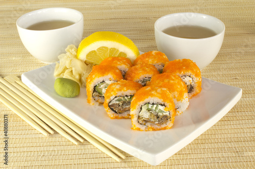 Foto: Sushi in a table with teacups in bamboo Sushi in a table with teacups in bamboo