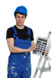 handwerker präsentiert taschenrechner