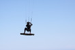 un homme en kitesurf