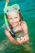 Photo en ligne au meilleur prix Summer beach - lovely girl diver with shell in the sea