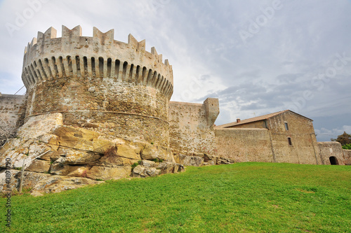 Foto: Populonia, Toscana, Italia - Castello e mura Populonia, Toscana, Italia - Castello e mura