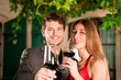 Mann und Frau trinken Rotwein im Restaurant