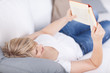 junge frau liest auf dem sofa