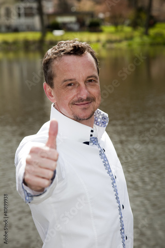 Foto: casual man with thumbs up casual man with thumbs up