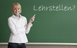 Lehrerin schreibt an die Tafel-Lehrstellen