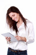 Jeune femme avec une tablette informatique Jeune femme avec une tablette informatique