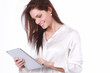 Jeune femme avec une tablette informatique Jeune femme avec une tablette informatique