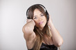 Photo en ligne au meilleur prix Beautiful cheerful young woman enjoying music