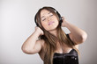Photo en ligne au meilleur prix Beautiful cheerful young woman enjoying music