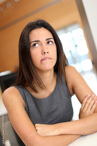 Foto: Portrait of office-worker with puzzled look Portrait of office-worker with puzzled look