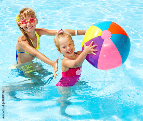 Foto: Children swimming in pool. Children swimming in pool.