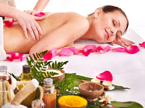 Foto: Woman getting massage in spa. Woman getting massage in spa.