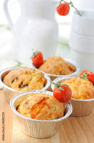 Foto: Muffins with dried tomatoes, cheese and ham Muffins with dried tomatoes, cheese and ham