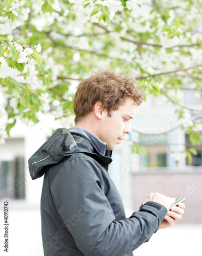 Photo: Junger Mann mit Smartphone Junger Mann mit Smartphone
