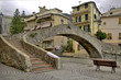 Brücke in einer Ortschaft an der Ligurischen Küste