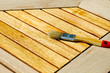 Holztisch wird gestrichen