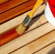 Holztisch mit Halböl streichen
