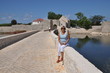 Frau auf einer Brücke bei Nin, Kroatien