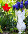 Engel vor Blüten