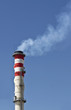 Chimenea de una fábrica emitiendo gases nocivos