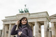 junge Frau vor dem Brandenburger Tor