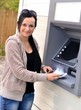 Belle femme à l'aide ATM Belle femme à l'aide ATM