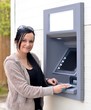 femme avec ATM