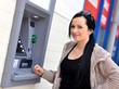 femme avec ATM
