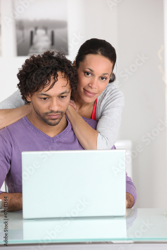 Foto: Couple at home with a laptop computer Couple at home with a laptop computer