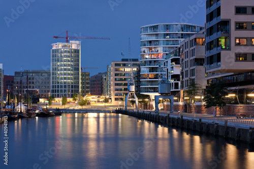 Foto: Hafencity in Hamburg bei Nacht am Sandtorhafen Hafencity in Hamburg bei Nacht am Sandtorhafen