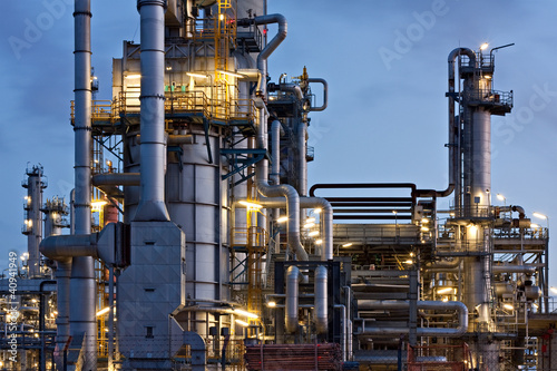 Photo: Erdölraffinerie in Hamburg bei Nacht, refinery at night Erdölraffinerie in Hamburg bei Nacht, refinery at night