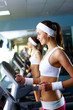 Foto: Young woman doing sport in gym Young woman doing sport in gym
