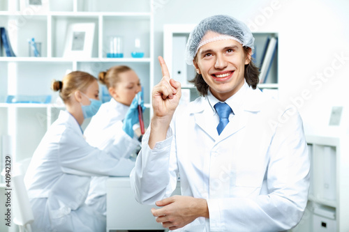 Foto: Young scientists working in laboratory Young scientists working in laboratory
