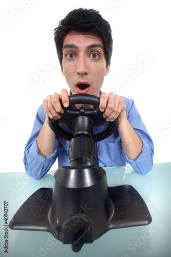 Foto: man testing a car driving simulator man testing a car driving simulator