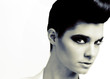 Jeune femme brune avec une coupe banane