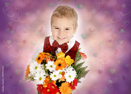 Photo: Kleiner blonder Junge mit Blumenstrauß Kleiner blonder Junge mit Blumenstrauß