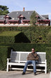 Homme sur un banc