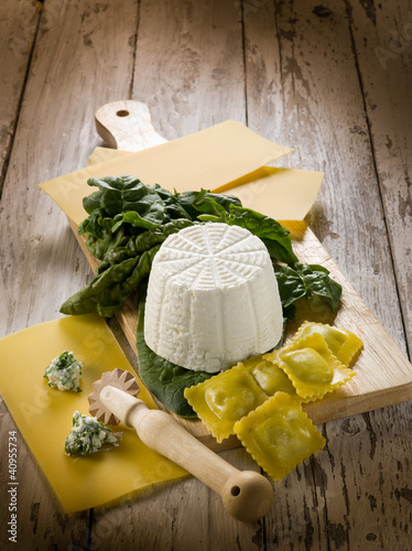 Foto: ingredients for homemade preparation ravioli ricotta and spinach ingredients for homemade preparation ravioli ricotta and spinach