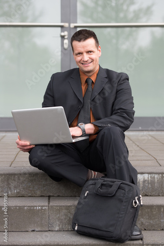 Foto: freundlicher geschäftsmann arbeitet outdoor freundlicher geschäftsmann arbeitet outdoor