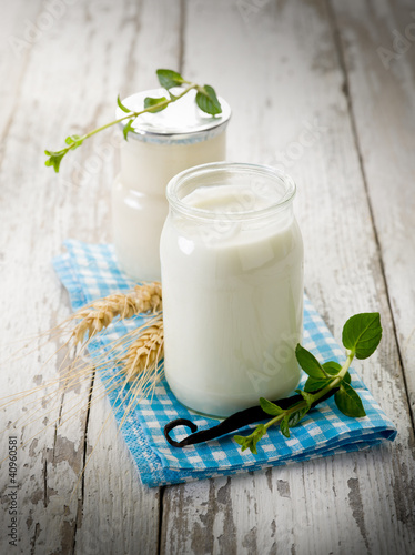 Foto: yogurt with vanilla stick and mint leaves yogurt with vanilla stick and mint leaves