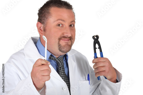 Foto: Dentist with a pair of pliers Dentist with a pair of pliers