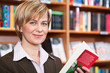 Foto: Frau hält Buch Frau hält Buch