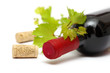Foto: red wine bottle and corks red wine bottle and corks