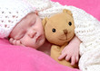 Photo: Neugeborenes mit Teddybär Neugeborenes mit Teddybär