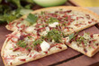 Flammkuchen mit Kräutern