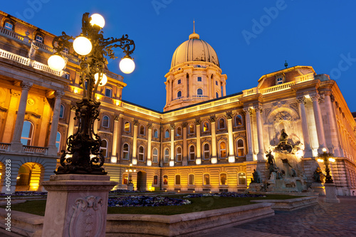 Foto: The Buda Castle in Budapest with a streetlight The Buda Castle in Budapest with a streetlight