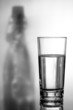 Wasserglas mit Flasche